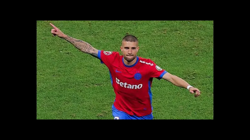 Cầu thủ Fenerbahce đang nỗ lực giành bóng khỏi FCSB Cầu thủ Fenerbahce đang nỗ lực giành bóng khỏi FCSB