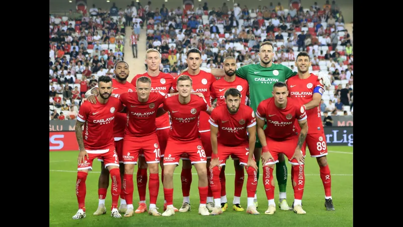 Cầu thủ Kayserispor và Antalyaspor tranh chấp quả bóng trên sân cỏ Cầu thủ Kayserispor và Antalyaspor tranh chấp quả bóng trên sân cỏ